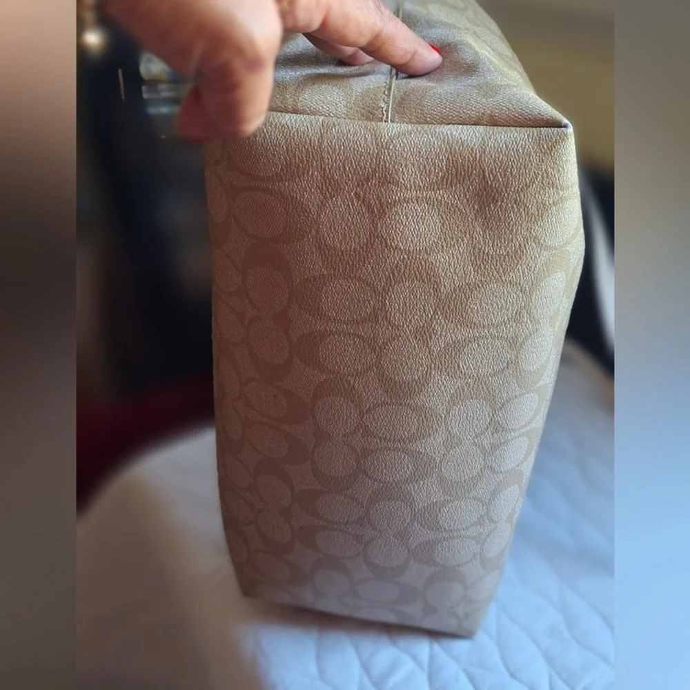 EUC: COACH CITY TOTE IN SIGNATURE CANVAS (THIS IS A STEAL) - Picture 11 of 13